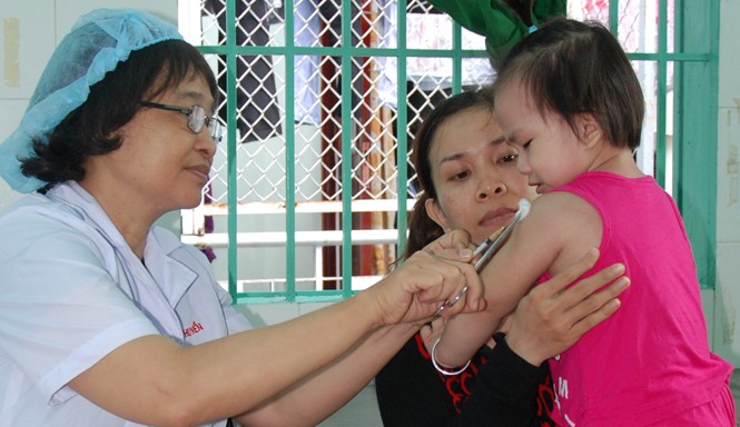 Vắc- xin dịch vụ 'có mặt' ở TPHCM: Không đặt cọc và giữ chỗ Đưa trẻ đi tiêm vắc-xin dịch vụ 5 trong 1 tại phòng khám tư nhân. Ảnh: Lê Nguyễn