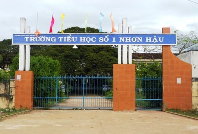 Phụ huynh đến trường đánh học sinh ngất xỉu Trường tiểu học số 1 Nhơn Hậu, nơi xảy ra vụ việc phụ huynh đánh nam sinh ngất xỉu. Ảnh: Zing