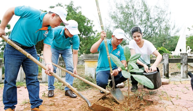 5 năm sẻ chia cùng đồng bào khó khăn cả nước Hoa Hậu Việt Nam - Ngọc Hân đồng hành cùng ABBank ra đảo Lý Sơn trồng cây xanh bảo vệ môi trường.