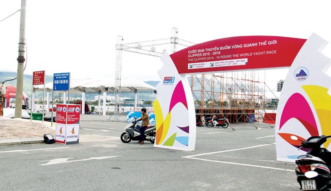Đoàn đua thuyền vòng quanh thế giới cập cảng Đà Nẵng Khu vực đón đoàn thuyền vòng quanh thế giới bố trí ngay bên bờ sông Hàn. Ảnh: Thanh Trần