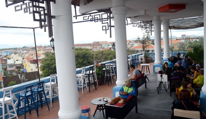 Độc đáo góc nhìn khác của Hội An Hội An từ quán cà phê trên cao.