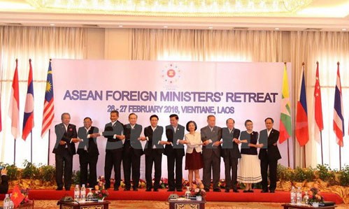 ASEAN quan ngại sâu sắc tình hình biển Đông Phó thủ tướng, Bộ trưởng Ngoại giao Phạm Bình Minh (thứ 5 từ trái sang) và các đại biểu tại hội nghị. Ảnh: Vietnam+