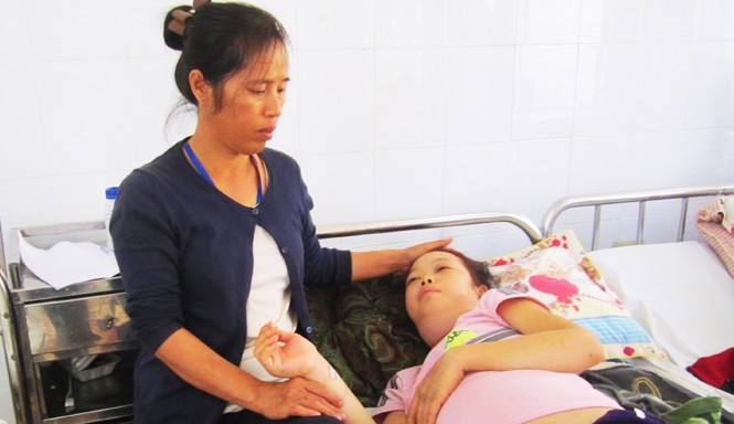 Thiếu nữ suy thận cần cứu giúp Mẹ con bà Phương trong bệnh viện.