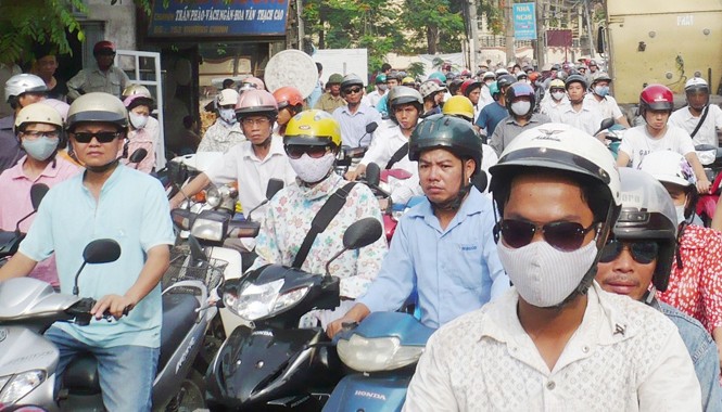 Ô nhiễm không khí, lo một ngày Hà Nội giống Bắc Kinh Nhiều tuyến đường, nút giao thông Hà Nội đang bị quá tải trầm trọng gây ô nhiễm không khí tới mức nguy hại. Ảnh: Anh Trọng