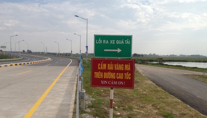 Rải vàng mã, tiền lẻ ra đường: Đi ngược văn minh Do người dân rải vàng mã nhiều gây ảnh hưởng an toàn giao thông, nên đơn vị quản lý phải dựng biển cấm ở đầu tuyến (ảnh chụp tại đường cao tốc Hà Nội - Hải Phòng). Ảnh: Sỹ Lực