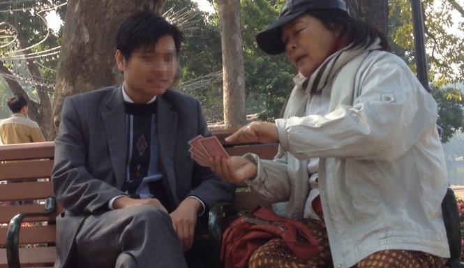 Bói toán lẩn khuất, phức tạp, khó quản Bói dạo hoành hành ở hồ Hoàn Kiếm (Hà Nội).