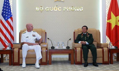 Việt-Mỹ đẩy mạnh hợp tác hải quân Đại tướng Đỗ Bá Tỵ (phải) đón tiếp Tư lệnh Hạm đội Thái Bình Dương Mỹ Scott Swift sáng 18/3 - Ảnh: TTXVN