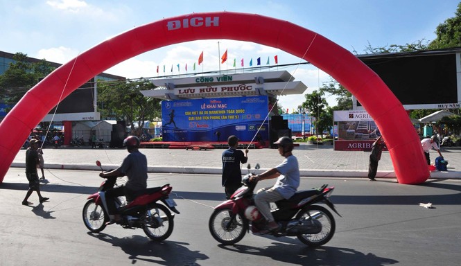 Chờ một cuộc lật đổ Các công nhân dựng cổng hơi trước khu vực lễ khai mạc chuẩn bị cho giải đấu.