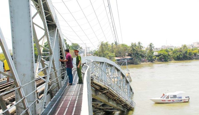 Sà lan đâm sập cầu Ghềnh: Đường sắt Bắc - Nam tê liệt Hiện trường vụ sập cầu.