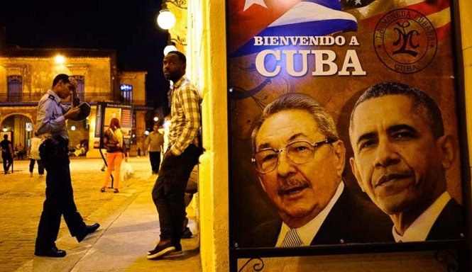 Thăm Cuba, ông Obama mở màn “xâm lăng” kinh tế Bên ngoài một nhà hàng ở Havana có tấm biển in hình Chủ tịch Cuba Raul Castro và Tổng thống Mỹ Barack Obama cùng dòng chữ “Chào mừng tới Cuba”. Ảnh: AP
