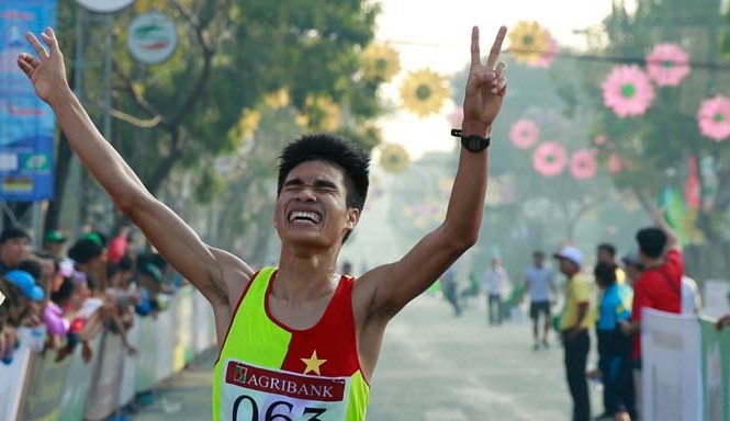 Hạng 15 thế giới không bằng ngôi đầu trên đất Tây Đô VĐV Lê Trung Đức của Thanh Hoá về nhất nội dung nam trẻ 7,5km.