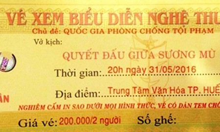 Mạo danh công an để bán vé xem kịch Chiếc vé được người đàn ông tên Thọ bán cho doanh nghiệp ở Huế. Ảnh: Vnexpress