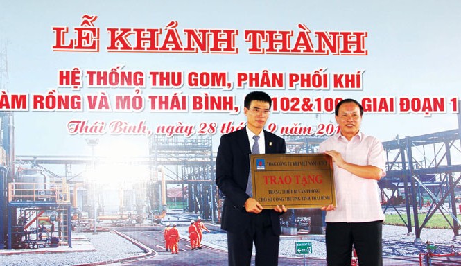 25 năm và những con số ấn tượng TGĐ PV GAS Dương Mạnh Sơn trao tặng chương trình An sinh xã hội tại Thái Bình.