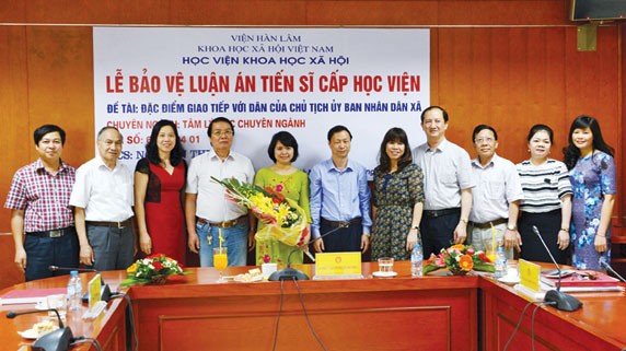 Lạm phát đào tạo tiến sỹ: Những tiến sỹ trong cuộc nói gì? NCS Nguyễn Thị Hà (ôm hoa) đã bảo vệ thành công luận án tiến sỹ với 7/7 thành viên hội đồng nhất trí thông qua. Ảnh: Trang web của Học viện Khoa học Xã hội