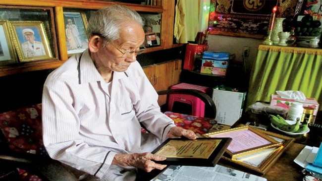 Bán nhà làm... từ thiện Giấy chứng nhận, bằng khen sau mỗi lần thiện nguyện của ông Minh giờ đã chất kín tủ, treo kín tường. Ảnh: Giang Thanh