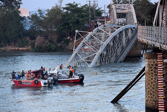 Sập cầu Ghềnh, ngành đường sắt thiệt hại hơn 800 tỷ đồng Sập cầu Ghềnh, ngành đường sắt thiệt hại hơn 800 tỷ đồng