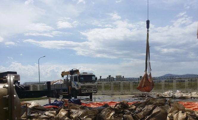 Đề nghị Quốc hội giám sát vụ Formosa Chất thải chất đống trong Formosa. Ảnh: Minh Thùy