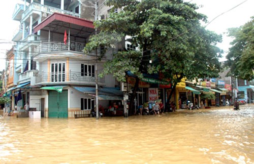 Bão số 3 gây sạt lở đất, cặp vợ chồng thiệt mạng Thành phố Yên Bái chìm trong biển nước. Ảnh: Báo Yên Bái.