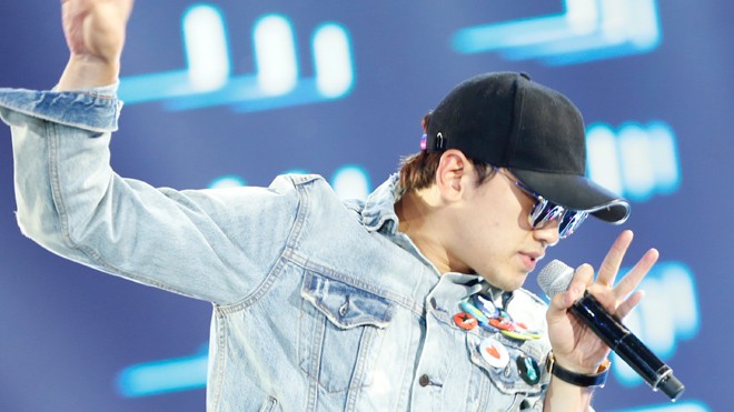'Phục kích' Bi Rain Bi Rain trong tiết mục “Trời đang mưa” (đêm tổng duyệt 27/8). Ảnh: Hồng Vĩnh