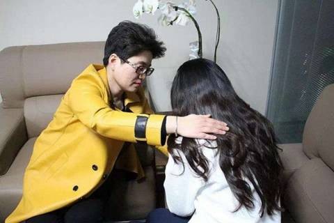 Thợ săn tình nhân ăn nên làm ra Một 'thợ săn tình nhân" đang tác nghiệp.
