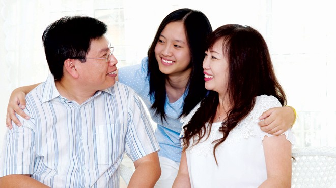 Bạn đã yêu thương gia đình đúng cách Lắng nghe và chia sẻ là chìa khóa để thắt chặt tình thân.