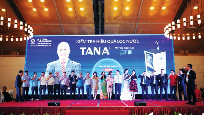 Tân Á Đại Thành ra mắt sản phẩm bình nước nóng thế hệ mới - Rossi Amore Khách hàng uống nước tinh khiết từ Máy lọc nước RO Tân Á Đại Thành.