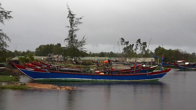 Hỗ trợ ngư dân hậu Formosa: Mới kê khai, lên danh sách đã 'loạn' Tàu thuyền nằm bờ, ngư dân Lộc Vĩnh chờ hỗ trợ để tiếp tục vươn khơi.