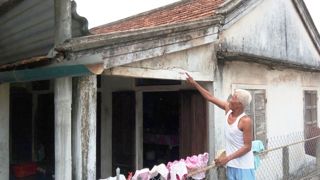 Dân điêu đứng vì sổ đỏ bị tẩy sửa Sổ đỏ bị tẩy xóa, sửa chữa hơn 20 năm nay vẫn chưa được xử lý cấp đổi.
