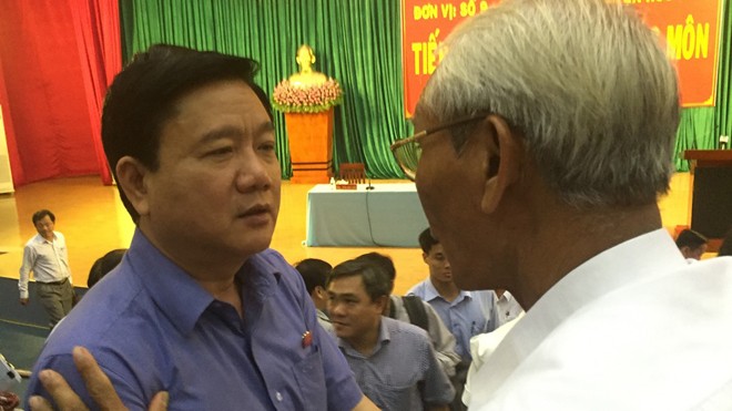 Đảng, Chính phủ quyết tâm cao phòng chống tham nhũng Bí thư Đinh La Thăng thăm hỏi cử tri huyện Hóc Môn, TPHCM. Ảnh: Quốc Ngọc