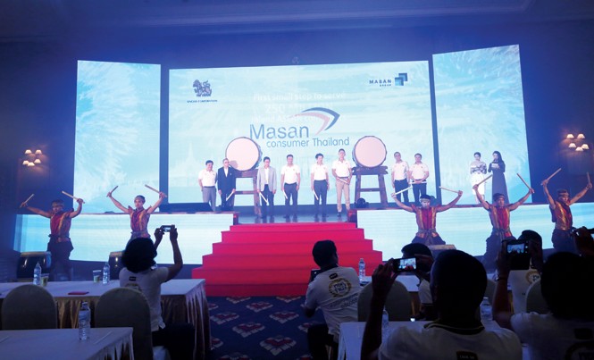 Masan và khát vọng chinh phục ẩm thực thế giới Lãnh đạo Masan và Singha tiến hành nghi thức giới thiệu.