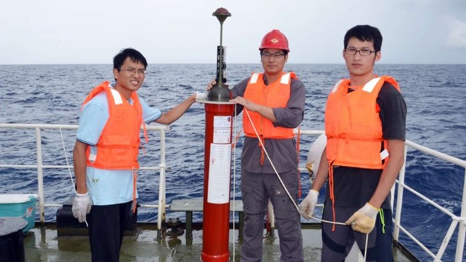 Trung Quốc đưa phao thăm dò ra biển Đông Các kỹ thuật viên Trung Quốc đang lắp đặt bộ cảm biến nổi ở biển Đông. Ảnh: South China Morning Post