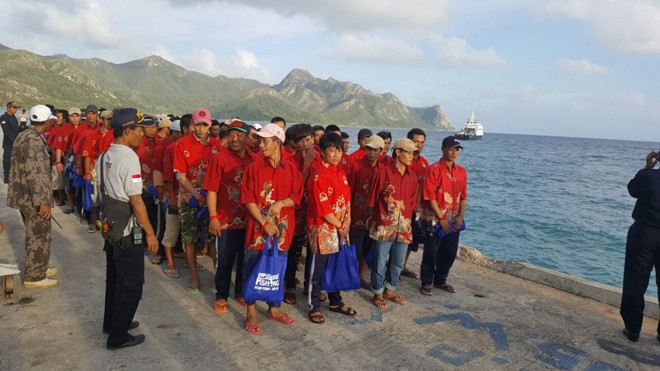 Thân phận ngư dân lỡ bước ở nước ngoài Ngư dân trên bến cảng Natuna chờ lên tàu trao trả.