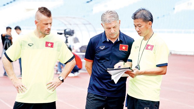 Vũ khí ngoài đường biên của U19 Việt Nam GĐKT Gede (giữa) và HLV thể lực Forkel (trái) trao đổi chuyên môn với HLV trưởng Hoàng Anh Tuấn. Ảnh: VSI