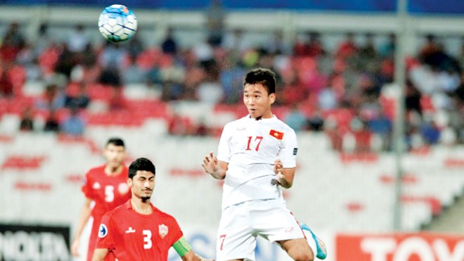 U19 Việt Nam và dấu ấn thể hình Thể hình tốt với chiều cao trung bình gần 1m80 giúp các cầu thủ U19 VN không gặp bất lợi nhiều trong các pha không chiến, đua sức với các đối thủ. Ảnh: HL