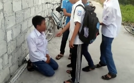Học sinh lớp 7 bị đánh đập vì thiếu năm nghìn đồng “nộp tô” Ảnh cắt từ clip