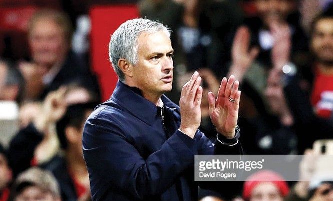 M.U thắng mà không vui HLV Mourinho chắp tay tạ lỗi với người hâm mộ. Ảnh: GETTY IMAGES
