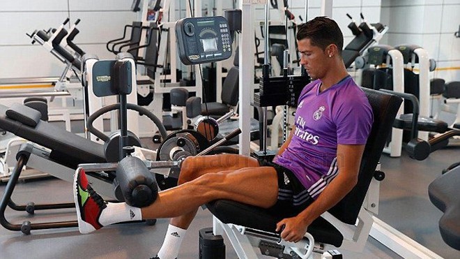 Ronaldo khoe cơ bắp trên trang cá nhân Ronaldo đang tập luyện không ngừng để lấy lại phong độ.
