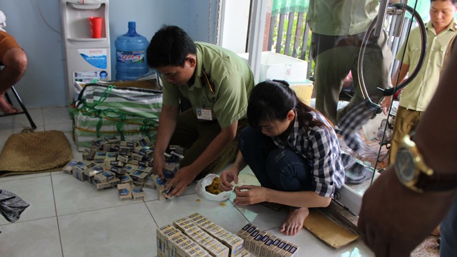 Chống buôn lậu phải có bàn tay sạch Theo lãnh đạo Tổng cục Cảnh sát, tình hình buôn lậu thuốc lá vẫn rất phức tạp, gây thiệt hại khoảng 10 nghìn tỷ đồng mỗi năm.