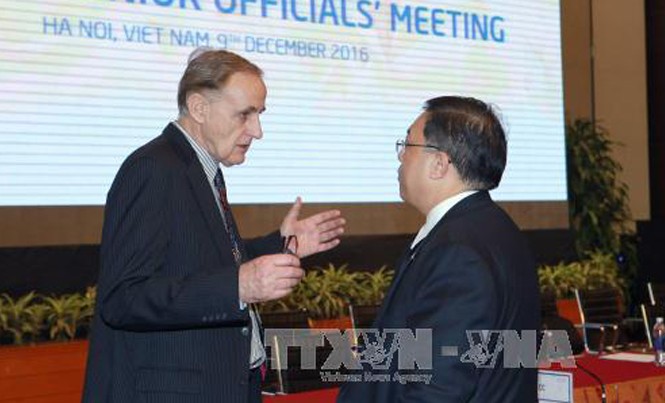 Việt Nam đề xuất 4 hướng ưu tiên cho năm APEC 2017 Đại biểu quốc tế trao đổi trước giờ Phiên khai mạc ISOM. Ảnh: D.T