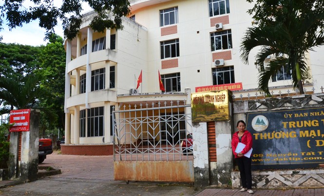 Thủ đoạn 'xù' nợ thời nay Bà Hồng đến Trung tâm xúc tiến thương mại đòi nợ ông Nguyễn Tú - Giám đốc Trung tâm xúc tiến thương mại (Sở Công thương Đắk Lắk)