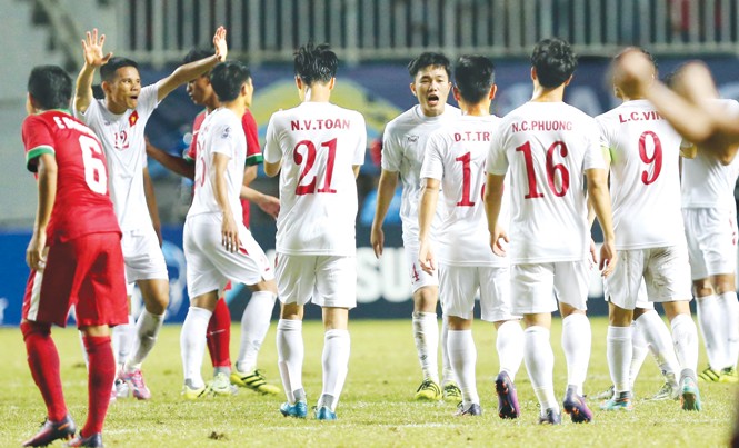 Chiến dịch 'săn vàng' tại SEA Games 29: Kỳ vọng các cầu thủ trẻ Những Văn Toàn, Công Phượng, Xuân Trường sẽ là trụ cột của ĐT U22 VN trong chiến dịch chinh phục tấm HCV SEA Games 2017. Ảnh: VSI