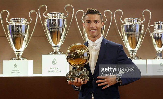 Ronaldo ra mắt bạn gái, đón Quả bóng vàng Ronaldo với danh hiệu Quả bóng vàng thứ 4 trong sự nghiệp. Ảnh: GETTY IMAGES