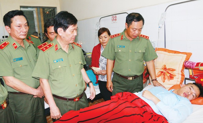 Vụ nổ tại Công an tỉnh Đắk Lắk: Nỗi đau không nói hết bằng lời Lãnh đạo Bộ Công an thăm hỏi thượng sĩ Vũ Xuân Khuê tại bệnh viện.