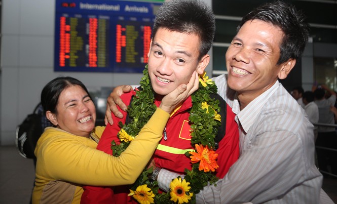 VFF lên kế hoạch cho World Cup U20 Các cầu thủ U19 Việt Nam trở về trong vòng tay người thân và CĐV sau chiến tích giành vé tham dự FIFA U20 World cup. Ảnh: VSI