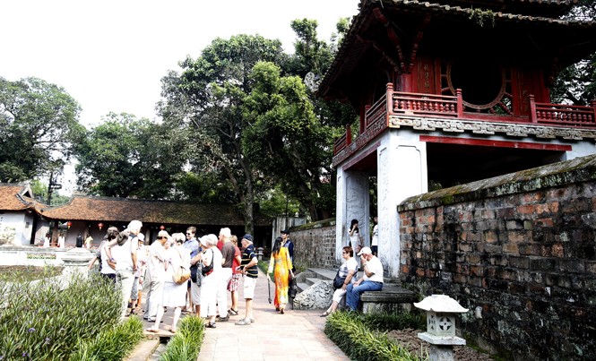 Hy vọng du lịch Thủ đô khởi sắc Du khách nước ngoài tham quan Văn Miếu - Quốc Tử Giám.