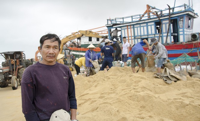 Nước mắt rơi bên nghĩa địa tàu trên cát Thuyền trưởng Trần Văn Tẩn khóc và nói đã kiệt sức cứu tàu. Ảnh: H.A