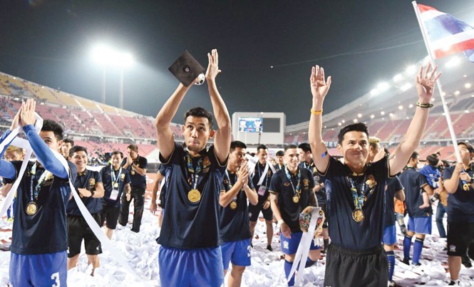 Hãy thôi coi Thái Lan là đối thủ ngang tầm! Với những gì đã thể hiện tại AFF Cup 2016, việc ĐT Thái Lan đứng trên tầm các ĐT còn lại ở khu vực Đông Nam Á là điều không cần bàn cãi. Ảnh: AFF