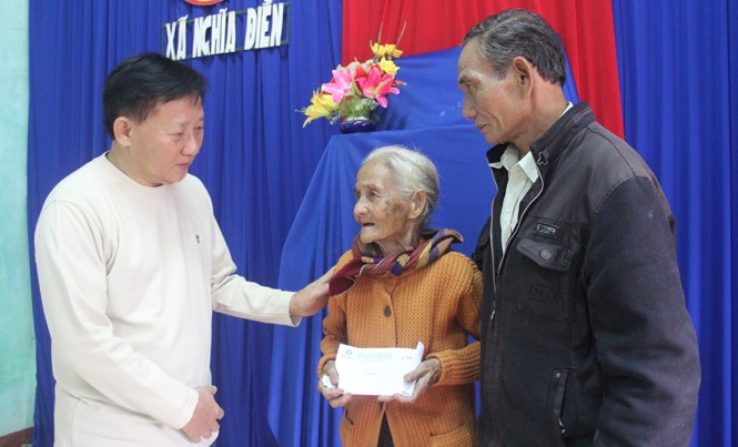Ám ảnh ánh mắt thẫn thờ sau lũ Ông Nguyễn Thanh Tú, Chánh văn phòng, Chủ tịch Công đoàn Cty Vinamilk trao tiền hỗ trợ cho bà Nguyễn Thị Phú có nhà bị sập do mưa lũ.