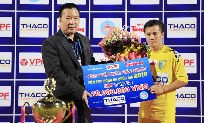 Phạm Thành Lương - Cánh chim không mỏi Ông Chu Ngọc Anh, Chủ tịch tập đoàn Hanaka tặng giải thưởng cầu thủ xuất sắc nhất cho Thành Lương