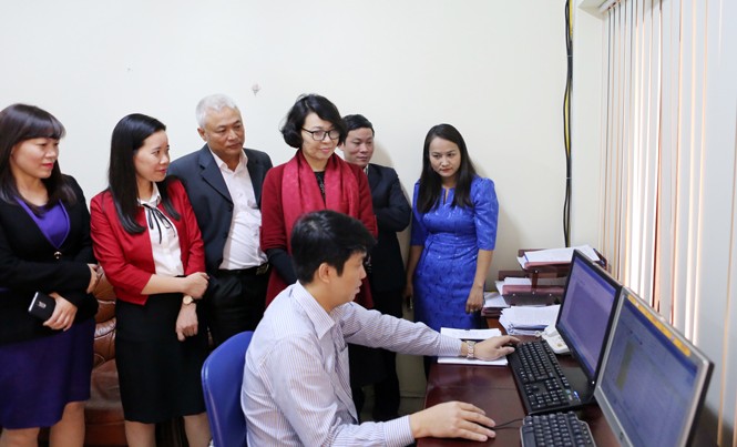 BHXH Việt Nam triển khai hệ thống “Một cửa điện tử tập trung” Tổng Giám đốc BHXH Việt Nam Nguyễn Thị Minh cùng lãnh đạo Vụ Pháp chế, Trung tâm CNTT kiểm tra hoạt động của hệ thống “Một cửa điện tử tập trung” trước khi chính thức vận hành.